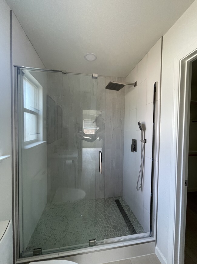 Master shower - 1016 Starlight Dr