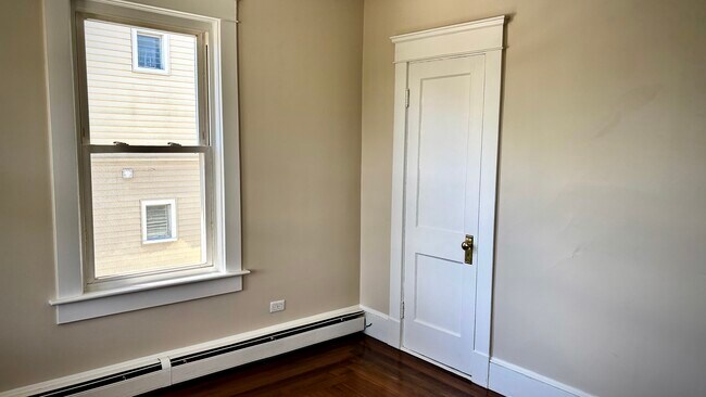 Building Photo - PET FRIENDLY 2BR IN BERNON DISTRICT MINUTE...