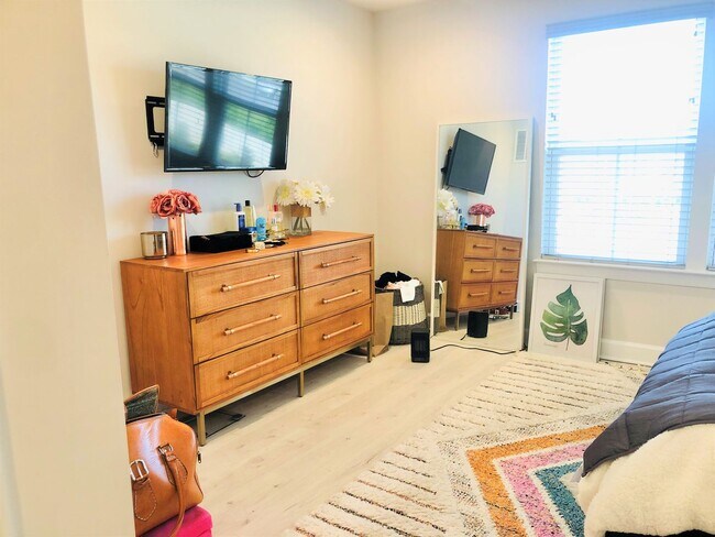 Building Photo - Newly Built Townhome with Tons of Space an...