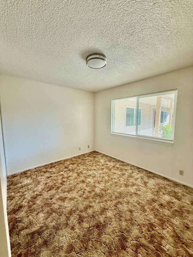 Building Photo - 287 E Elm St