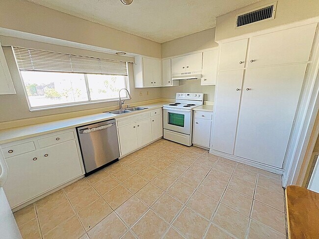 Building Photo - 2 Bedroom Townhome in Las Vegas