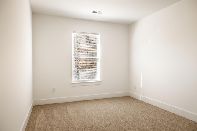 Building Photo - 528 Nova Ln