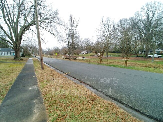 Building Photo - 609 E Willowbrook Dr