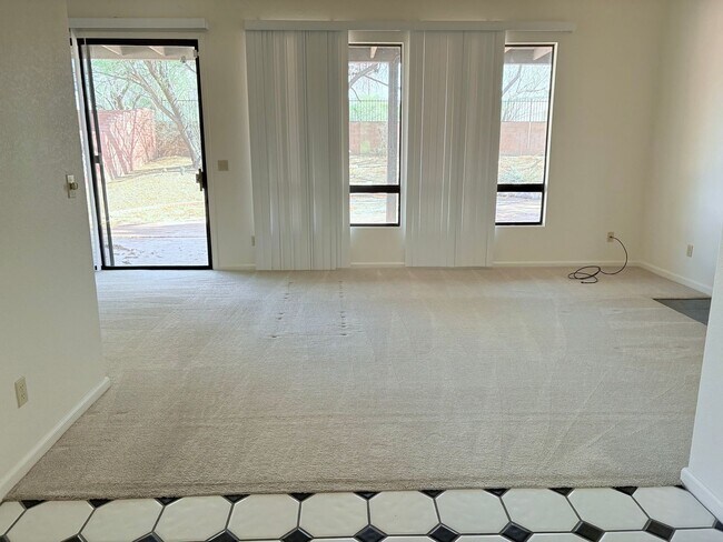 Building Photo - Spacious 2bd/2bath + Den home in gorgeous community (there's a lake!)