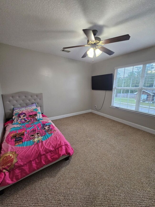 Building Photo - Spacious 5-Bedroom, 3-Bathroom Home for Re...