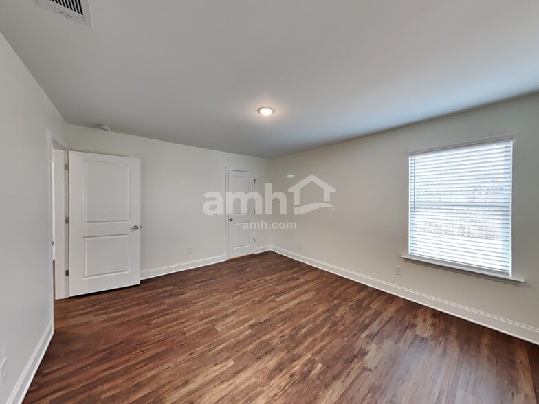 Building Photo - 3881 Chivalry Dr