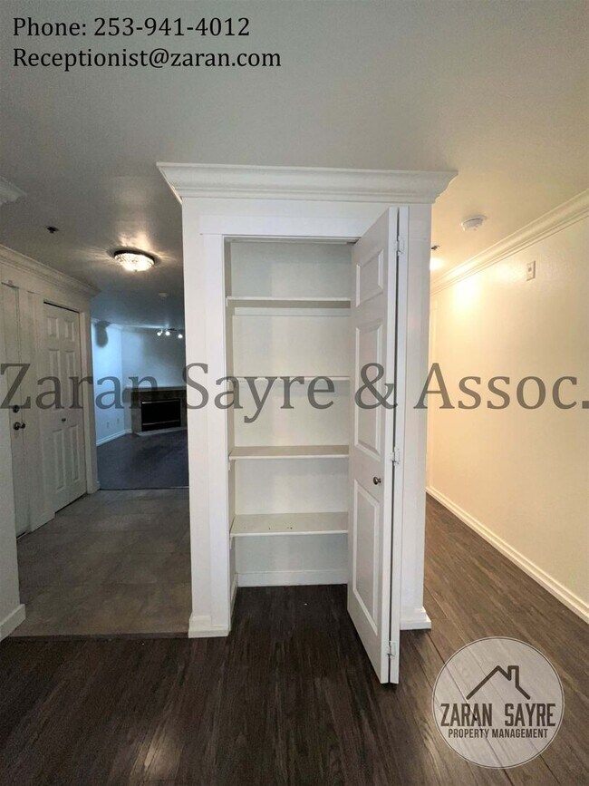 Building Photo - 039 - 2 bed, 2 bath condo minutes from Red...