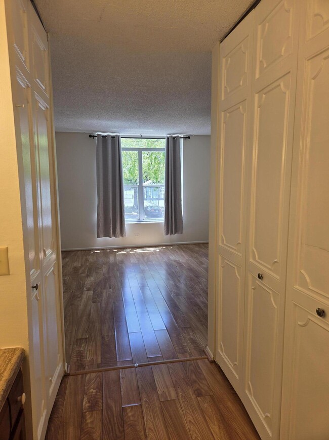 Building Photo - 3750 Inverrary Dr