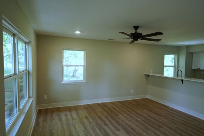 Building Photo - 1104 N 1200 Rd