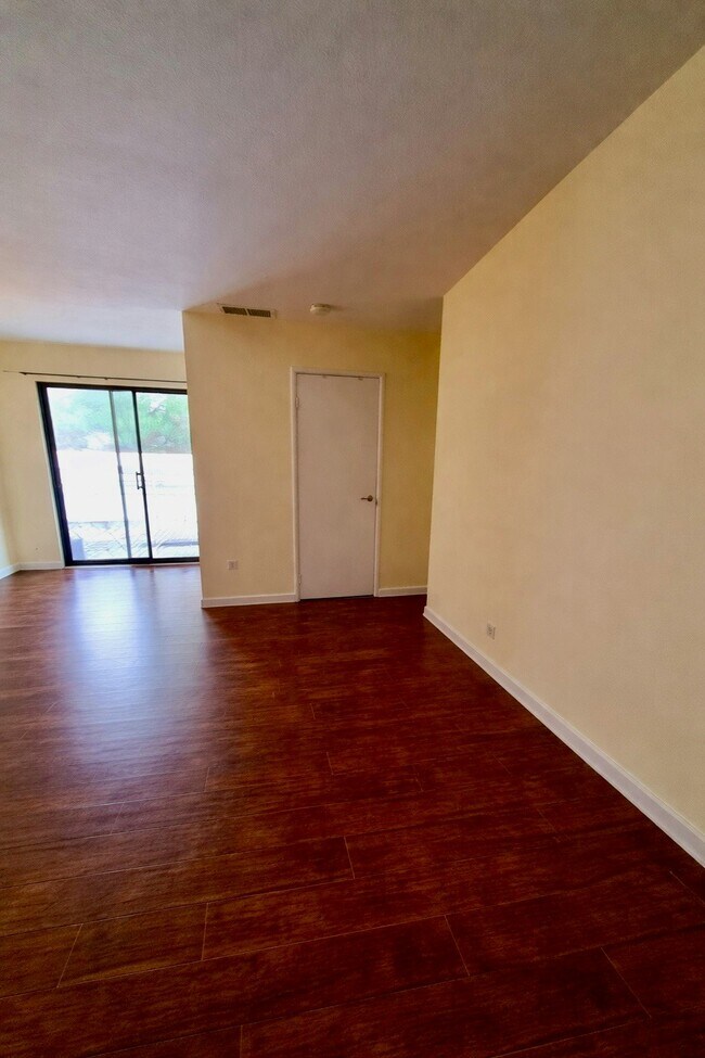 Building Photo - 206 2nd St