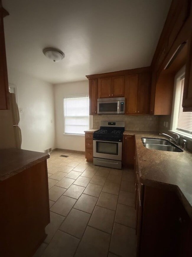 Building Photo - Charming 3-Bedroom Home Near Kenosha Dream Park