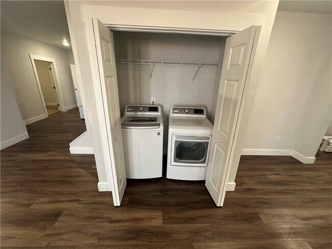 Building Photo - 370 Crestbrook Ln