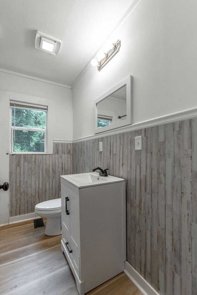 Building Photo - 2 Bedroom Home in East Ridge