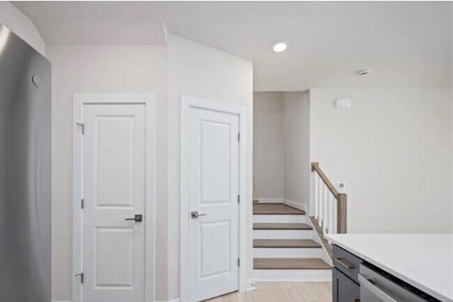Building Photo - 3BD/2.5Ba Brand New End-Unit condo in vibrant One Loudoun