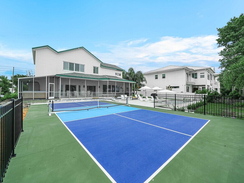 Building Photo - 3061 SW Lakeview Dr