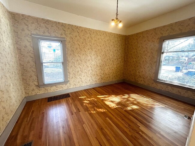 Building Photo - SE Portland 2 Bedroom Home!