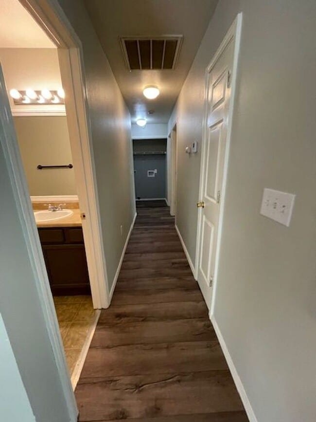 Building Photo - 3 Bedroom Home in Merriam Woods!