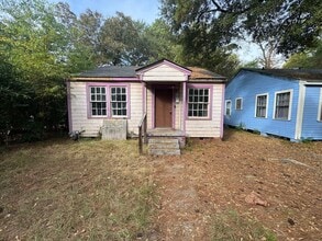 Building Photo - Large 2 Bedroom Home