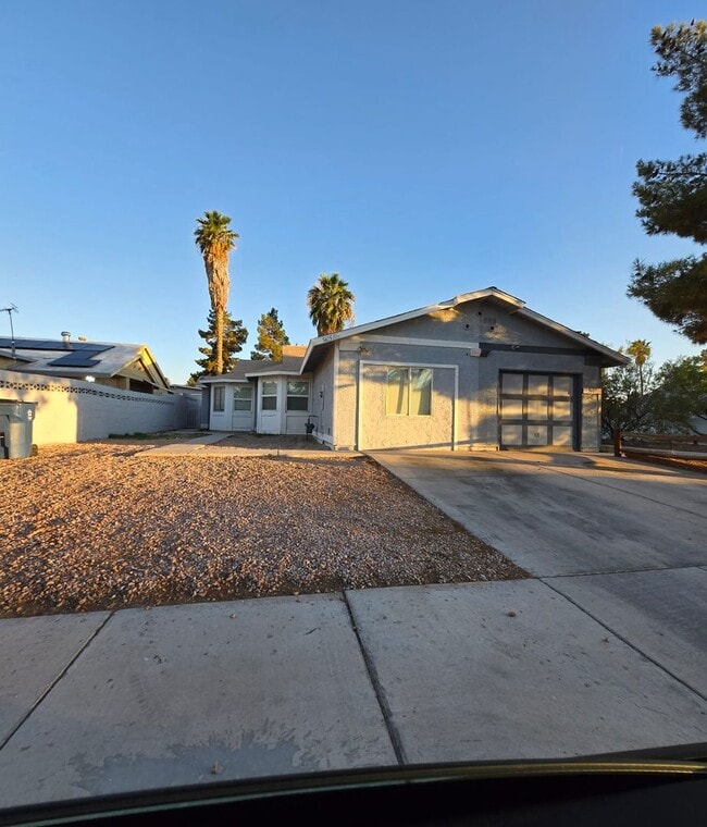 Primary Photo - Stunning single story house single family.