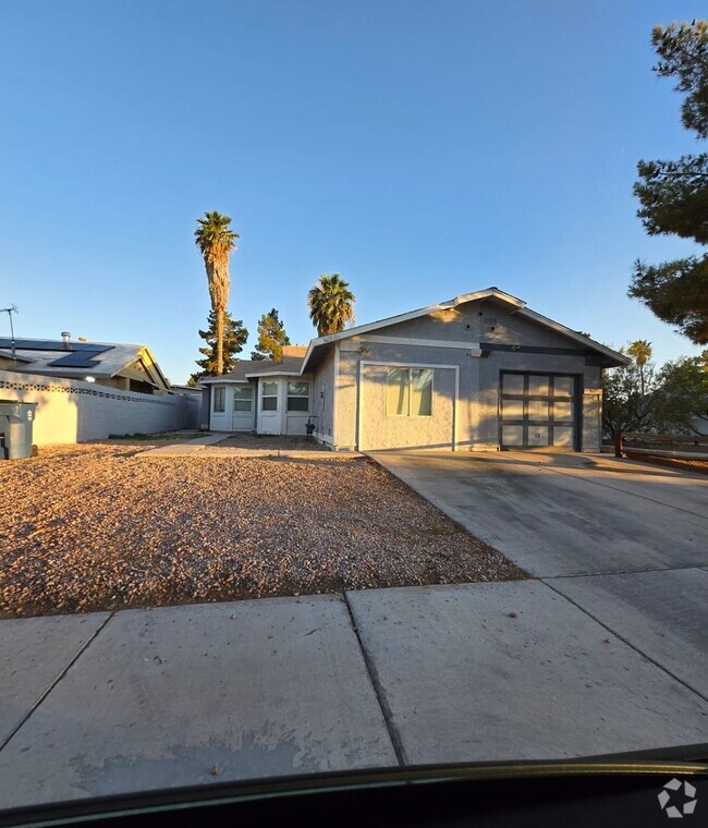 Building Photo - Stunning single story house single family.