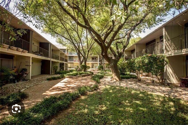 Building Photo - Freshly Updated Condo