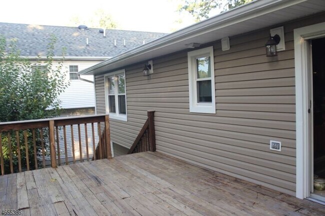 Building Photo - 139 Halsey Rd