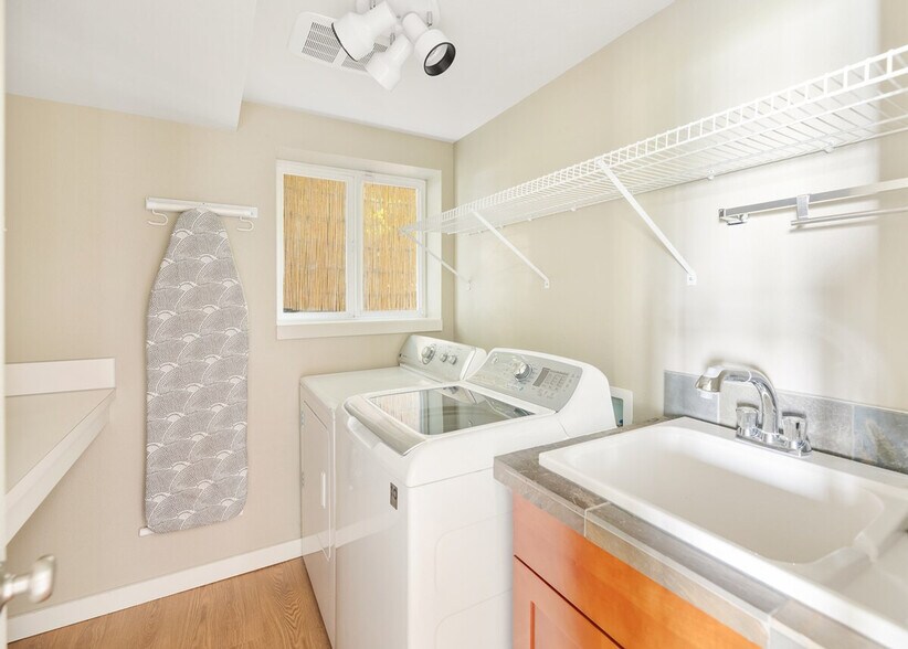 Building Photo - 4091 Hillcrest Ave SW