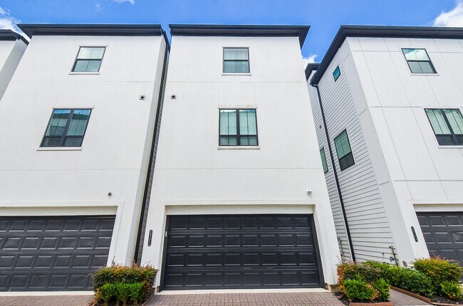 Building Photo - 2812 Grand Fountains Dr