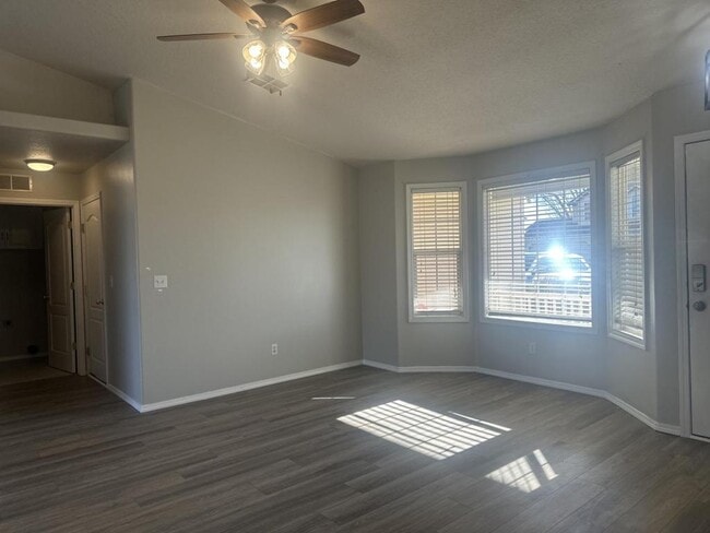 Building Photo - 2412 W Sweetbay Ave