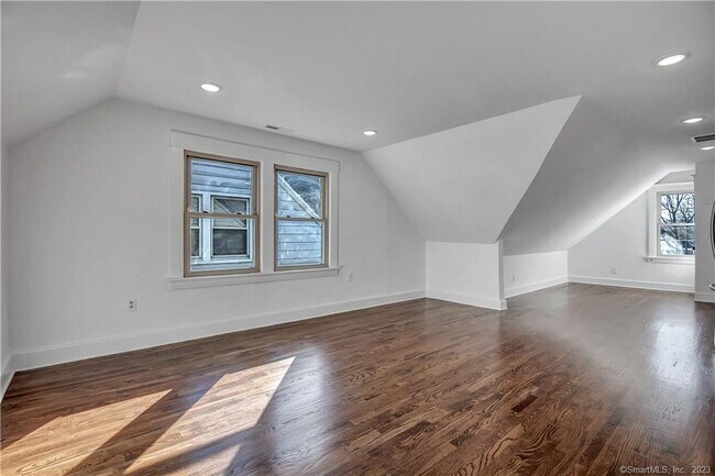 Building Photo - 928 Elm St