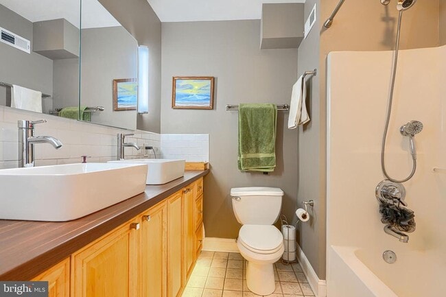 Building Photo - 542 E Clement St