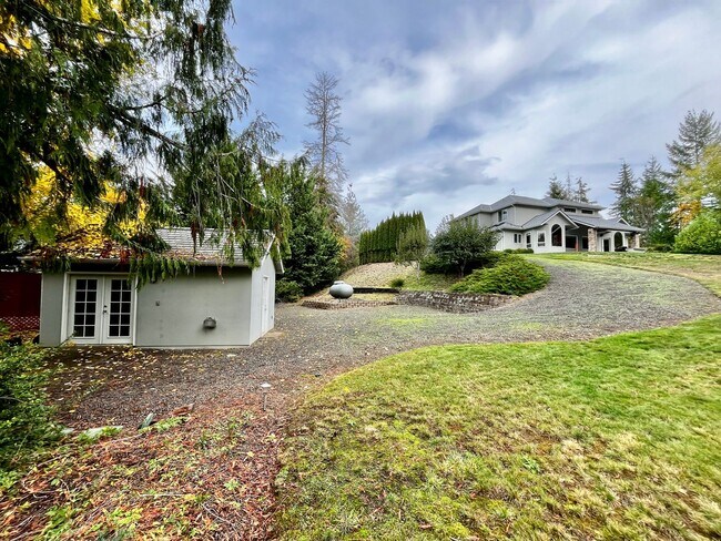 Building Photo - Seabeck Heights Home with Pickle Ball Court!