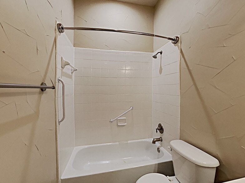 Building Photo - 1310 Golf Club Dr