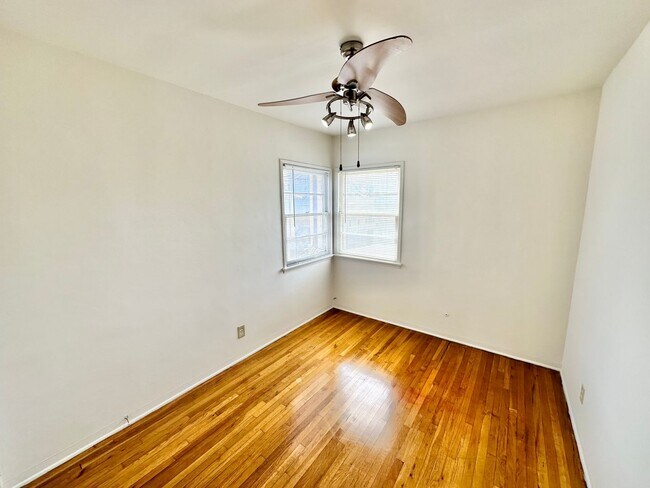 Building Photo - Private & Secured 2 Bedroom Apartment in Alamitos Beach