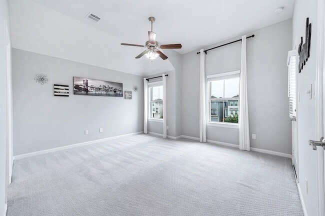 Building Photo - 2022 Groveland Glen Dr