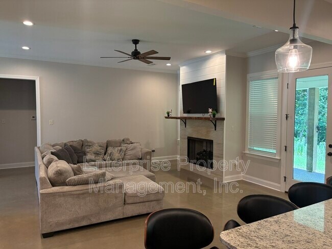 Building Photo - 239 McLaughlin Dr