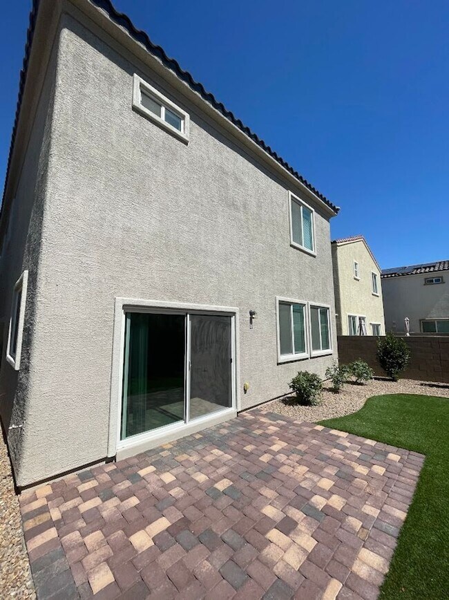 Building Photo - Gated Southern Highlands Community - Versi...