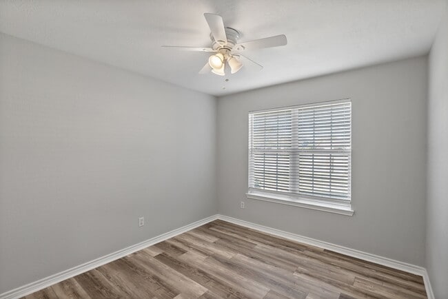 Building Photo - 1002 Crested Point Dr