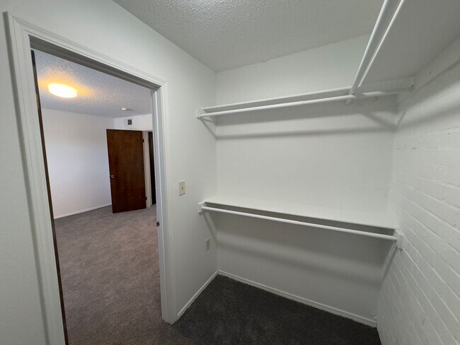 Building Photo - $500 OFF MOVE IN SPECIAL | Cozy Townhome in Quail Creek 2/2.5/2 Car Garage