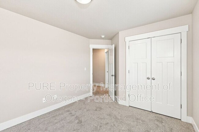 Building Photo - 582 NE Alderwood Dr