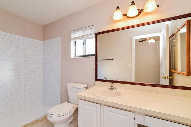 Building Photo - 1048 Vernon Loop