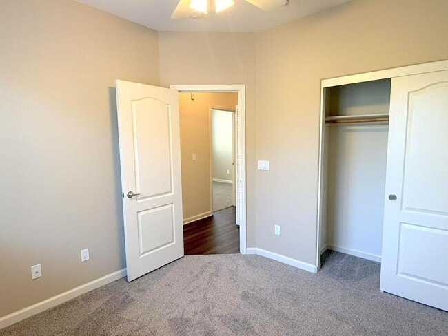 Building Photo - Modern End Unit Townhouse In Great Dublin ...