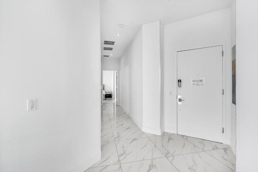 Building Photo - 4111 S Ocean Dr