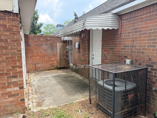 Building Photo - 2140 Meadowview Ct SE
