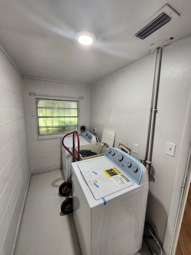 Building Photo - The House Boat Garage Apartment