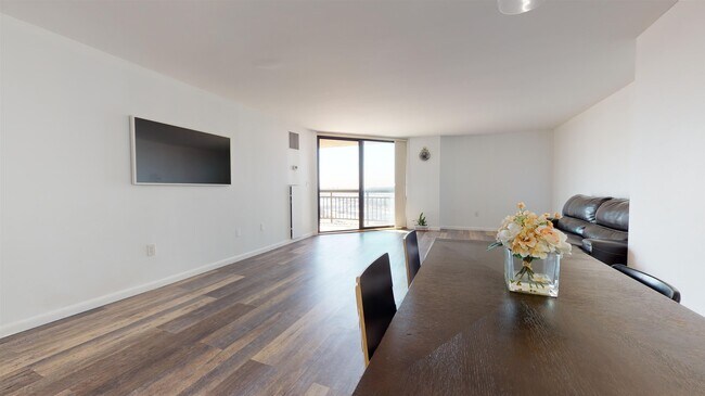 Building Photo - 1202 Harmon Cove Tower