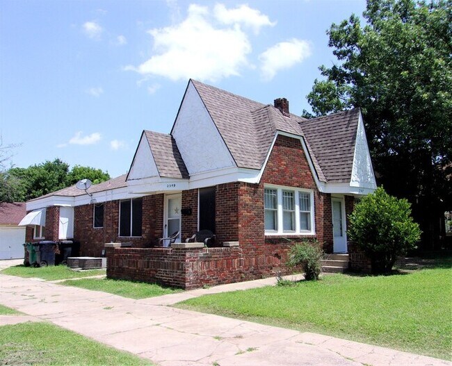 Building Photo - 1 BED 1 BATH 1 CAR DETACHED GARAGE CRESTWO...