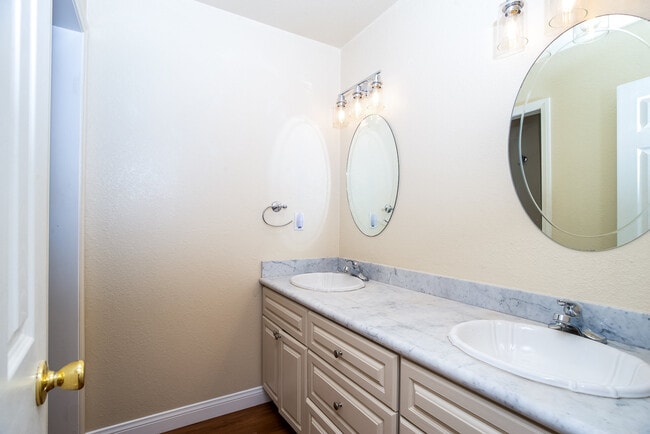 Building Photo - 1908 Broadway St