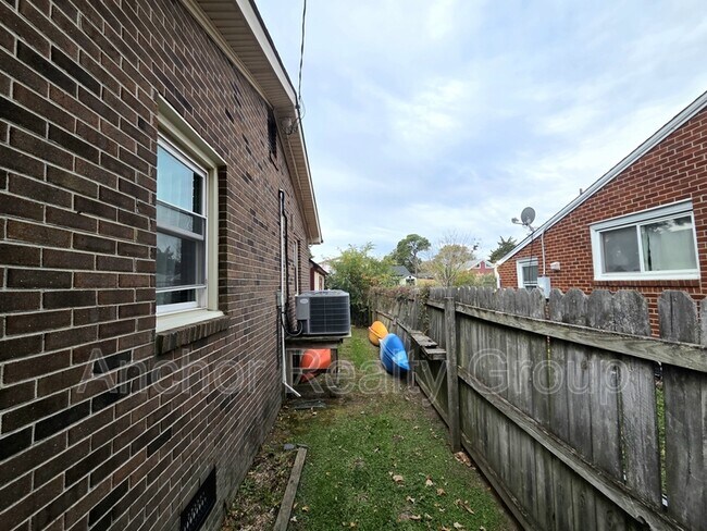 Building Photo - 14 Al St