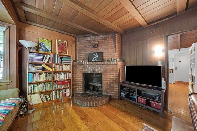 Building Photo - 7503 Willow Glen Rd